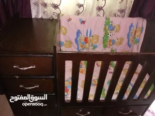  1 تخت اطفال لغايه ثلاث سنوات