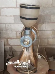  4 لعبه اطفال كهربا وماكينة طحن قهوه