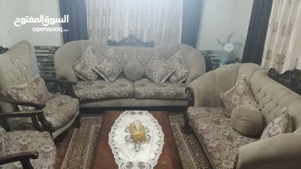  8 طقم كنب للبيع بحالة الجيدة مع 3 طاولات