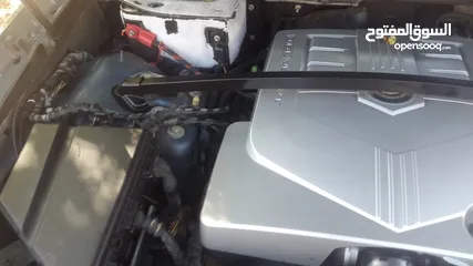  7 سيارة كاديلاك نوع SRX موديل 2006 بحالة جيدة جداً تتميز بداخلية نظيفة جداً