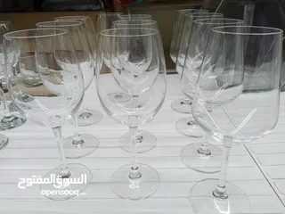  4 كاسات زجاج من كل القياسات وسطل ثلج واباريق زجاج