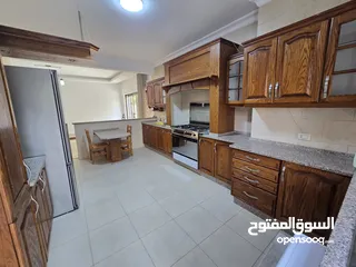  4 عبدون شقه ارضيه مع حديقه و كراج خاص للإيجار الفارغ السنوي