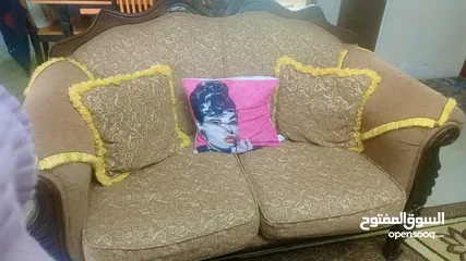  1 طقم كنب مستعمل بحالة جيدة 9 مقاعد و طاولة السفرة مع 4 كراسي