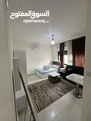  10 ستوديوهات جديدة 150 دينار اسبوعيا او 450 دينار شهريا في عمارة عائلات راقية