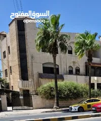  1 شقة للبيع مساحتها 206 م موقع استراتيجي قريب من جميع الخدمات ومساحة واسعة