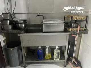  6 معدات مطعم كاملة بحالة ممتازة وبسعر مناسب