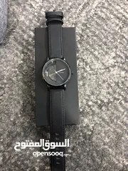  2 ساعه كلاسيك ماركه تومي لون اسود مميز الساعه شفافه وملفته يوجد خدمه توصيل للبيع بسعر مميز