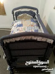  1 تخت بيبي نظيف مع فرشة