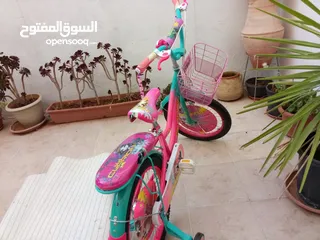  7 بسكليت بناتي وعجلات أمان خلفية لون وردي مناسب لعمر جميع الأطفال  قطعة أوروبية ونظيفة