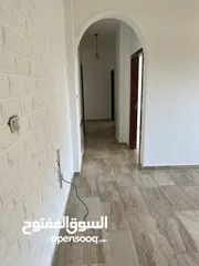  7 شقه اربع غرف نوم وصاله وصالون 214 متر + روف غرفه وصاله وحمام و مطبخ 60 متر مقابل اسواق الرشد