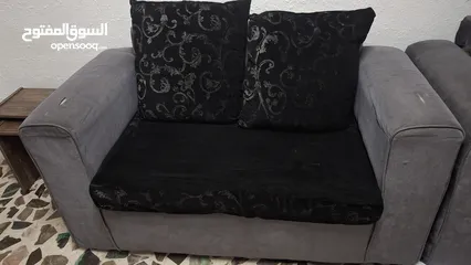  1 طقم كنب 7 مقاعد مريح بحالة جيدة جدا لون رمادي و أسود