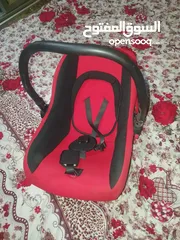  2 كوت أطفال شبه جديد   معاه كوفليه لون .احمر واسود