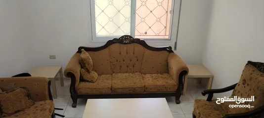  2 طقم كنب نوع خشب ثقيل مع طاولات  للبيع بسعر ممتاز  للبيع بداعي السفر