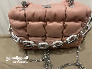  27 شنطة صغيرة زهرية أنيقة وأنيقة للبيع - مناسبة للمشاوير والطلعات  اليومية بحالة ممتازة ونظيفة جداً جيد