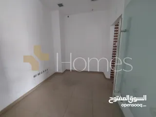  4 معرض للايجار ذات موقع حيوي في شارع عبدالله غوشه , مساحة الكلية 950 م