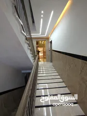  3 شقه مع حديقه للبيع