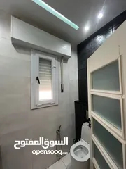  3 شقة للإيجار تشطيب ممتاز بالقرب من جامعة ناصر