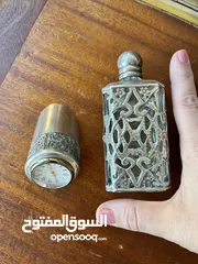  4 زجاجة عطر و ساعة مكتب - معدن بيوتر