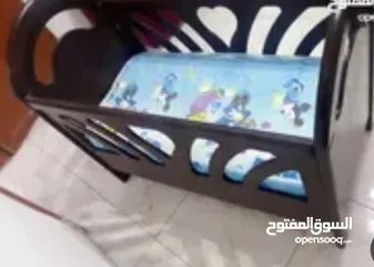  1 تخت  بيبي مع ثلاث هدايا  فرشة و كوت ودراجة بيبي بسعر مميز وبحالة ممتازة