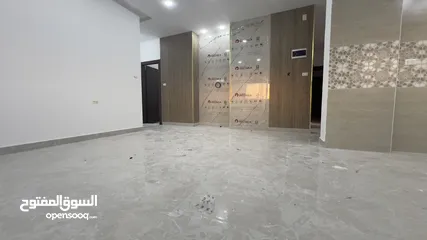 16 شقق طابقيه ارضيه  جديده فاخره في الزرقاء الجديده شارع الونك ( الكرامه )
