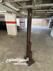  2 علاقات اواعي خشبيه للبيع بحالة ممتازه