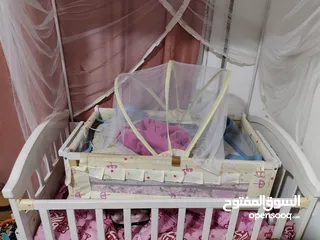  1 تخت بيبي للبيع كامل أغراض معاه فرشتين وفرش تخت شبه وكاله