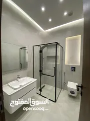  21 شقة مميزة اخير مع روف في اجمل مناطق قرية النخيل اجمل تشطيب واطلالة رائعة 240 داخلي و 90 تراس خارجي