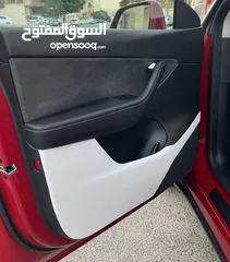 13 تيسلا Y 2022 performance لون خمري مميزة داخلي ابيض الاداء العالي دفع رباعي وبسعر مغري جداً جمرك جديد