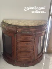  1 كونسول فخم مع وحدات تخزين (خشب زان ورخام مطعم نحاس)