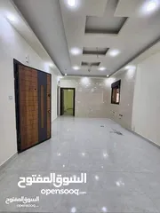  2 شقه بناء جديد طابق كامل لها مدخلين يوجد مصعد اطلاله بحريه علي شارعيين