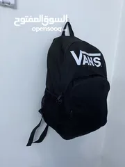  2 شنطة ظهر أصلية ماركة vans off the wall استخدام خفيف حال الوكاله لون أسود مميزة