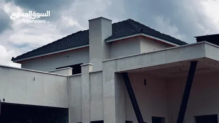  1 أسقف قرميد أوروبيه فاخره تضيف لبيتك حمايه مضمونه اناقة استثنائيه عزل حراري ألوان عصريه تشطيب احترافي