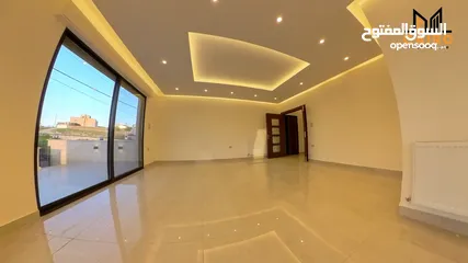  1 شقة أرضية 210 م مع ترس ومدخل مستقل، جديدة لم تسكن مطلة مباشرة على طريق المطار بالقرب من فندق اوبال.
