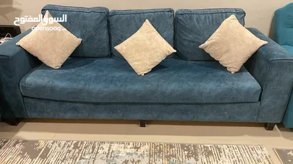  4 طقم كنب مع طاوله بحاله الجديد مع طاولتين Sofa like new with 2 tables