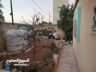  3 شقتين على قطعة الأرض 700متر مربع مساحة الواحدة 150 مكونه من أربع غرف وصاله و مطبخ نظام أمريكي رسبشن