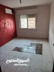  10 شقه 100 متر طابق اول 3 غرف نوم وصالون كبير وحمامين ومطبخ راكب وبرنده ويوجد اصنصيل وكراج عماره موجوده