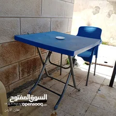  4 طاوله لون ازرق طوي مع كراسي عدد اثنين واحد منهم مكسور الطاوله و الكرسي الآخر بحاله ممتازه