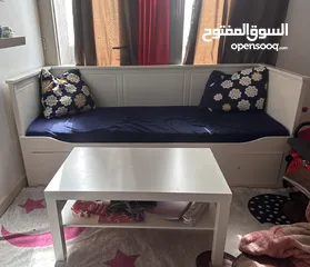  2 سرير نهاري مع طاوله