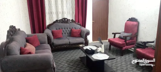  1 طقم كنب خشب زان للبيع وقابل للتفاوض  وبدون اي خدوش تم تنجيده منذ فترة بسيطة