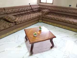  2 طقم تفصيل 20 مقعد بحالة الوكاله فرش متحرك  مع طاوله وسط  الموقع اربد