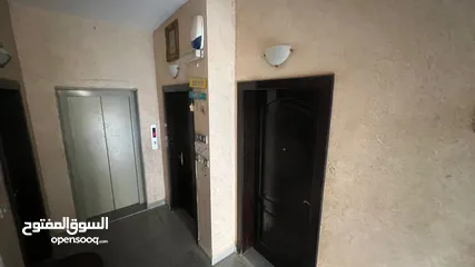  3 شقه مميزه 130م حي الرواق قرب مستشفى الامير حمزه