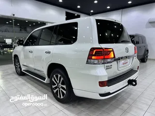  2 LAND CRUISER GXR V8 Grand Touring