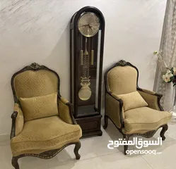  1 كرسين صالون وساعة أنتيك