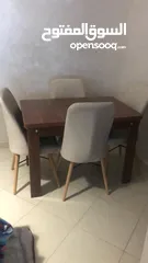  4 طاولة معها كراسة