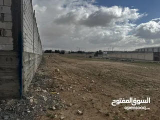  6 أرض للأيجار أو الاستثمار تصلح لبناء هنجر و مستودعات او كراج شاحنات خلف مقبرة المسيحية قرب الترخيص
