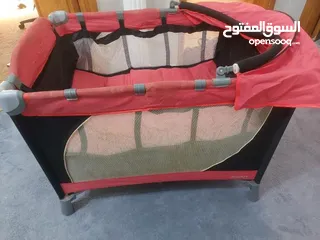  2 سرير بيبي اصلي براند جونيورز مع شنته للسرير من السعوديه