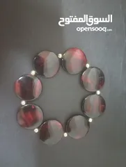  2 ثلاثة أساور باللون الأسود والبني والذهبي كل إسوارة 5 شيكل