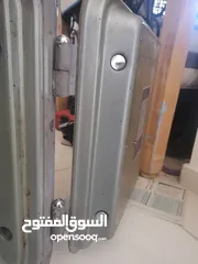  3 خزنه انتيك معها رقمها و ثقيله جدا للبيع او للبدل