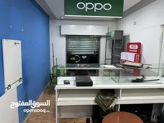  2 ديكور محل صيانة عبارة عن الواح تعليق بترينة عرض خشب وقزاز رفوف خزائن بحالة الوكالة للبيع بسعر ممتاز