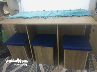  3 طاولة سفرة ب6 مقاعد ارضيه اللي بالصورة  مستعمله شهر فقط ك ديكور جديدة